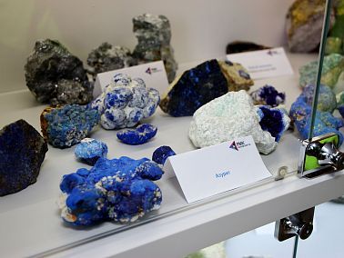 Необычные минералы привлекают внимание южноуральцев в стенах музея Михеевского ГОКа