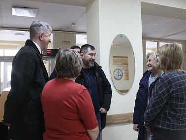 Заместитель председателя Заксобрания осмотрел ремонт в школе № 4 Копейска