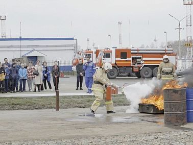 Южноуральским школьникам показали работу пожарных и нефтепроводчиков