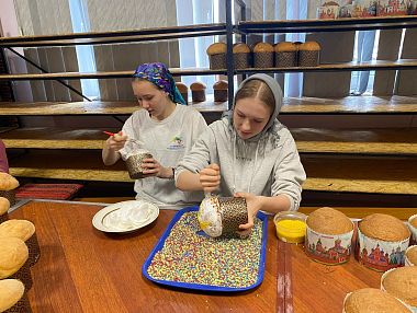 Волонтёры Копейска помогают украшать пасхальные куличи