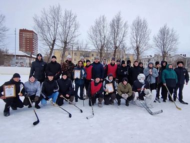 Полиция Копейска сразилась в хоккей на валенках ко Дню защитника Отечества