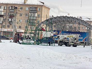 В Копейске устанавливают главную ёлку