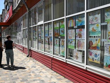Особенные дети устроили вернисаж в библиотеке Копейска