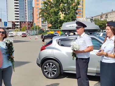 Полицейские Копейска поздравили горожан с Днём семьи, любви и верности