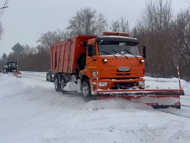 Снегоуборочная техника вышла на дороги Копейска
