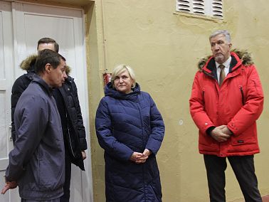 Глава Копейска проверила новое освещение в социальных учреждениях