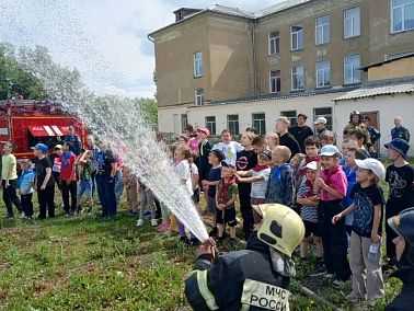 Копейские спасатели научили школьников правилам пожарной безопасности