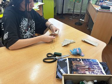 Воспитанники школы-интерната №8 шьют обереги для бойцов СВО