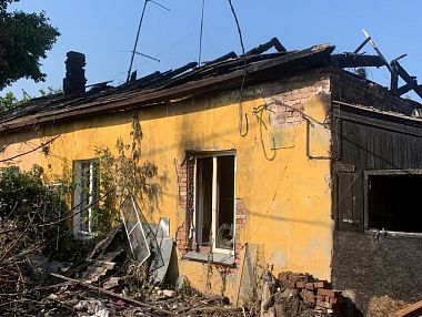 В Копейске ночью сгорел дом со всеми постройками