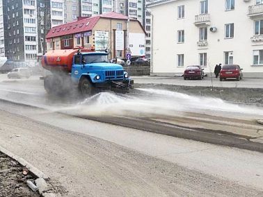 В Копейске чистят дороги подметально-вакуумной машиной