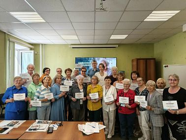 Пенсионеры Копейска получили сертификаты за курс цифровой грамотности