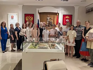 Детские рисунки из Копейска украсили стены Заксобрания