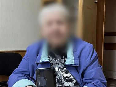  В Копейске полицейские вернули местной жительнице похищенный телефон