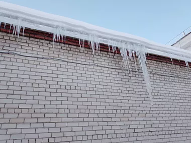 В Копейске держат на контроле ситуацию с сосульками и наледью на крышах