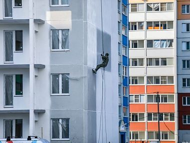 Девушка выпала из окна многоэтажки в Парковом-2