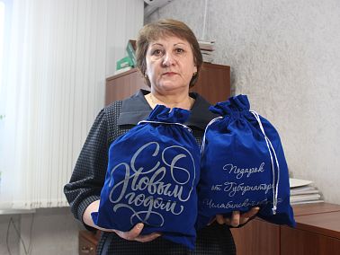 В Копейске начали выдавать новогодние подарки