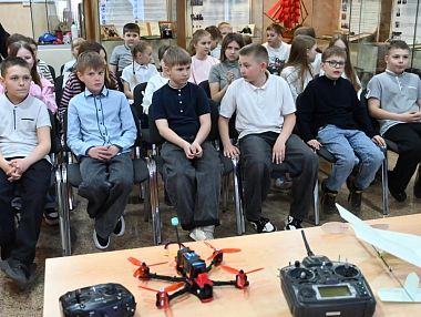 Копейские школьники учатся летать: в СЮТе открыли лабораторию беспилотников