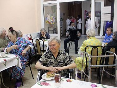Одиноких пожилых людей из Центра временного проживания поздравили с праздниками