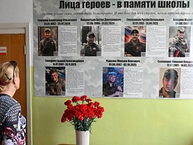В Копейске открыли мемориальный стенд в память о семи выпускниках школы №1