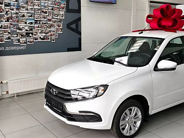 Копейчане получили новые автомобили от Социального фонда после травмы на производстве