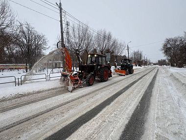 В Копейске техника расчищает дороги после снегопада