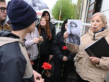 Копейские студенты помянули земляка-пулемётчика