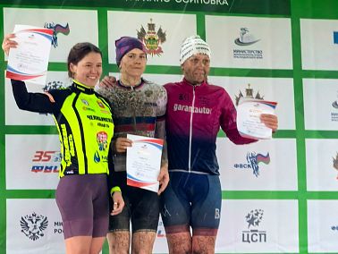 Копейчане взобрались на пьедестал  через лужи и грязь