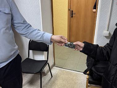Участковый полиции Копейска вернул подростку утерянную банковскую карту