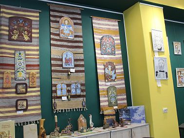 В Копейске открылась выставка юных мастеров «Ты Урала большого частица»