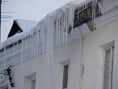 Копейчане могут круглосуточно сообщать об опасных крышах и открытых люках