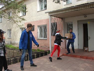 Копейск отправил гуманитарную помощь бойцам и жителям Ясиноватой