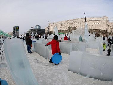 В Челябинске начали убирать новогоднюю атрибутику