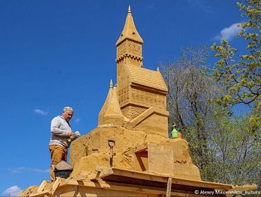 В парке Челябинска началось создание песчаных скульптур