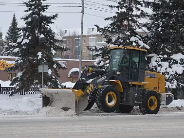 В Копейске продолжается уборка снега с дорог