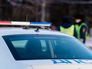 Двое человек пострадали при падении автомобиля с моста в Челябинске