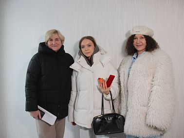 Министр социальных отношений региона и глава Копейска вручили ключи от квартир многодетной семье и детям-сиротам