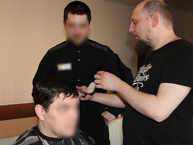 В копейской колонии осужденных учили стричь и брить профессиональные стилисты