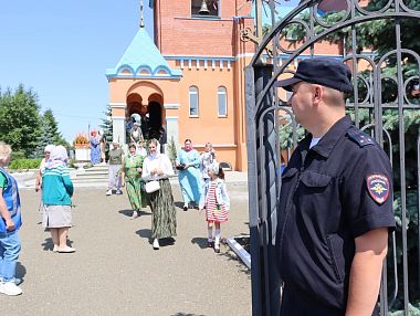 Правоохранители обеспечили безопасность южноуральцев во время празднования Святой Троицы