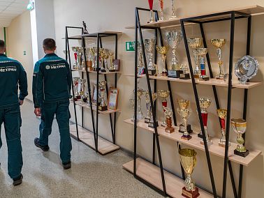 Метран  открыл постоянную выставку спортивных достижений сотрудников