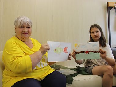 В Копейске волонтеры плетут маскировочные сети для бойцов СВО