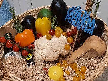 Что положить в подарочную корзину мужчине?