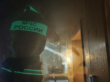 Оперативные действия сотрудников МЧС предотвратили распространение пожара