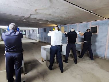 Копейские полицейские попробовали свои силы в стрельбе из пистолета Макарова
