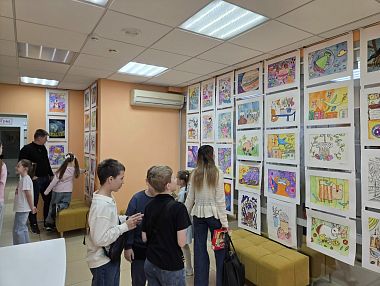 Юные художники представили около 70 работ о космосе