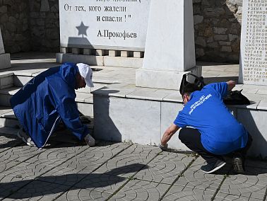 Жители Потанино освежили мемориальный комплекс