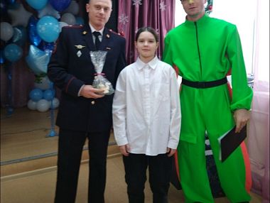 Полицейский Дед Мороз принёс праздник в детский центр Копейска