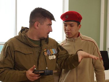 Герой СВО Алексей Рожков провел мастер-класс для юнармейцев по управлению БПЛА
