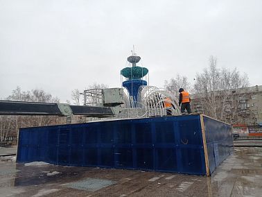 В центре Копейска демонтировали декоративный фонтан и световой шар