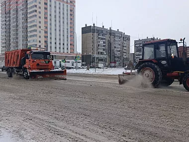 В Копейске расчищают улицы после снегопада