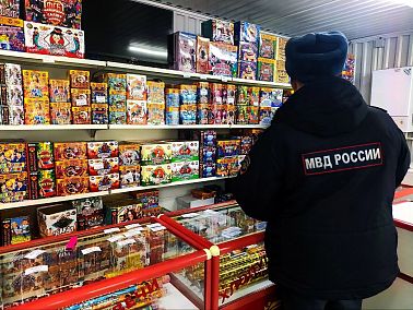 Сотрудники полиции Копейска предупреждают о штрафах за запуск фейерверков вблизи жилых домов